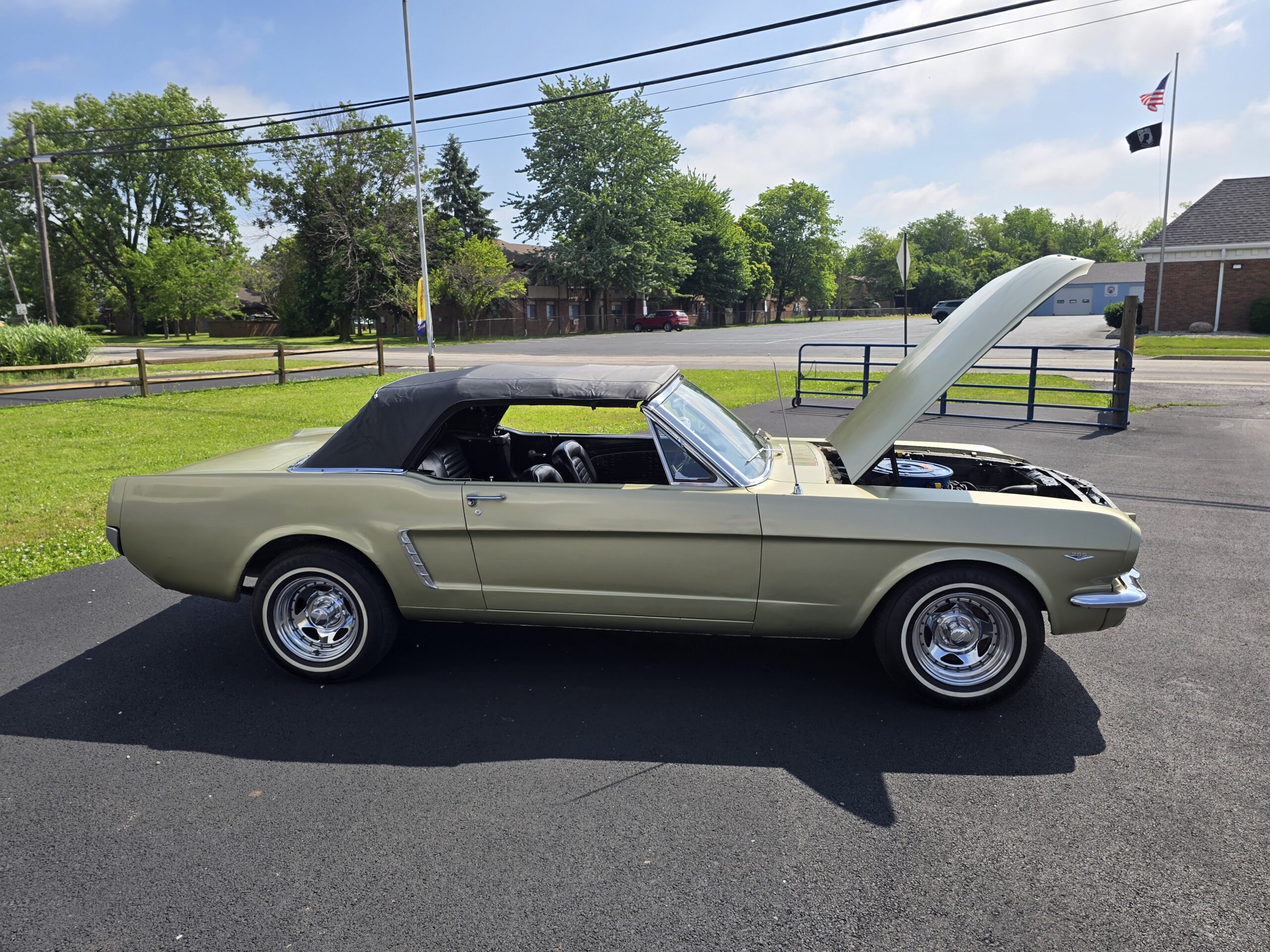 
								1965 Ford Mustang Convertible full									