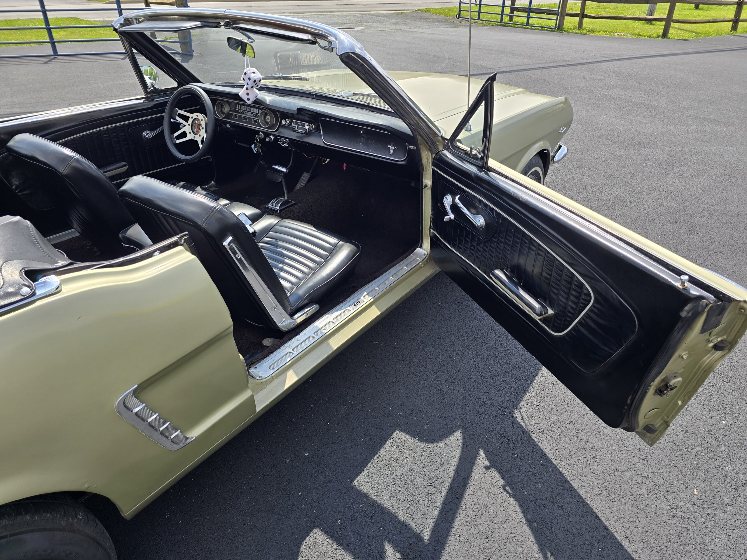 
								1965 Ford Mustang Convertible full									