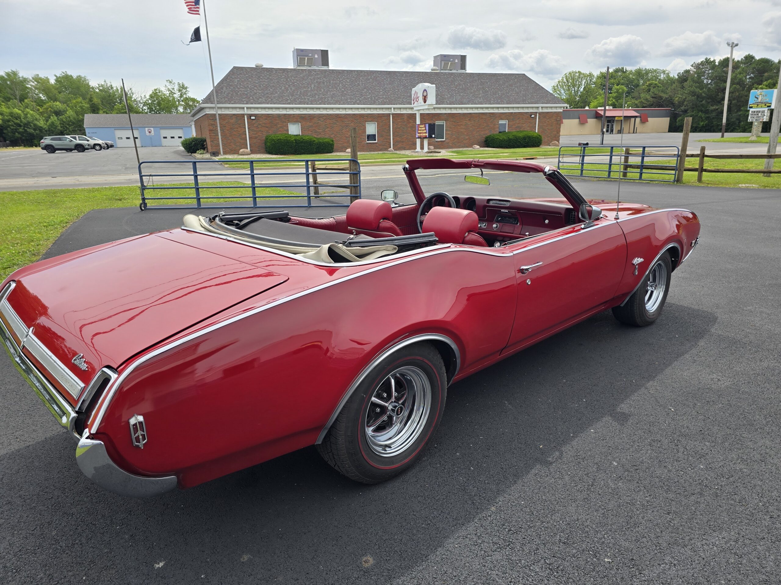 
								1969 Oldsmobile Cutlass S Convertible full									