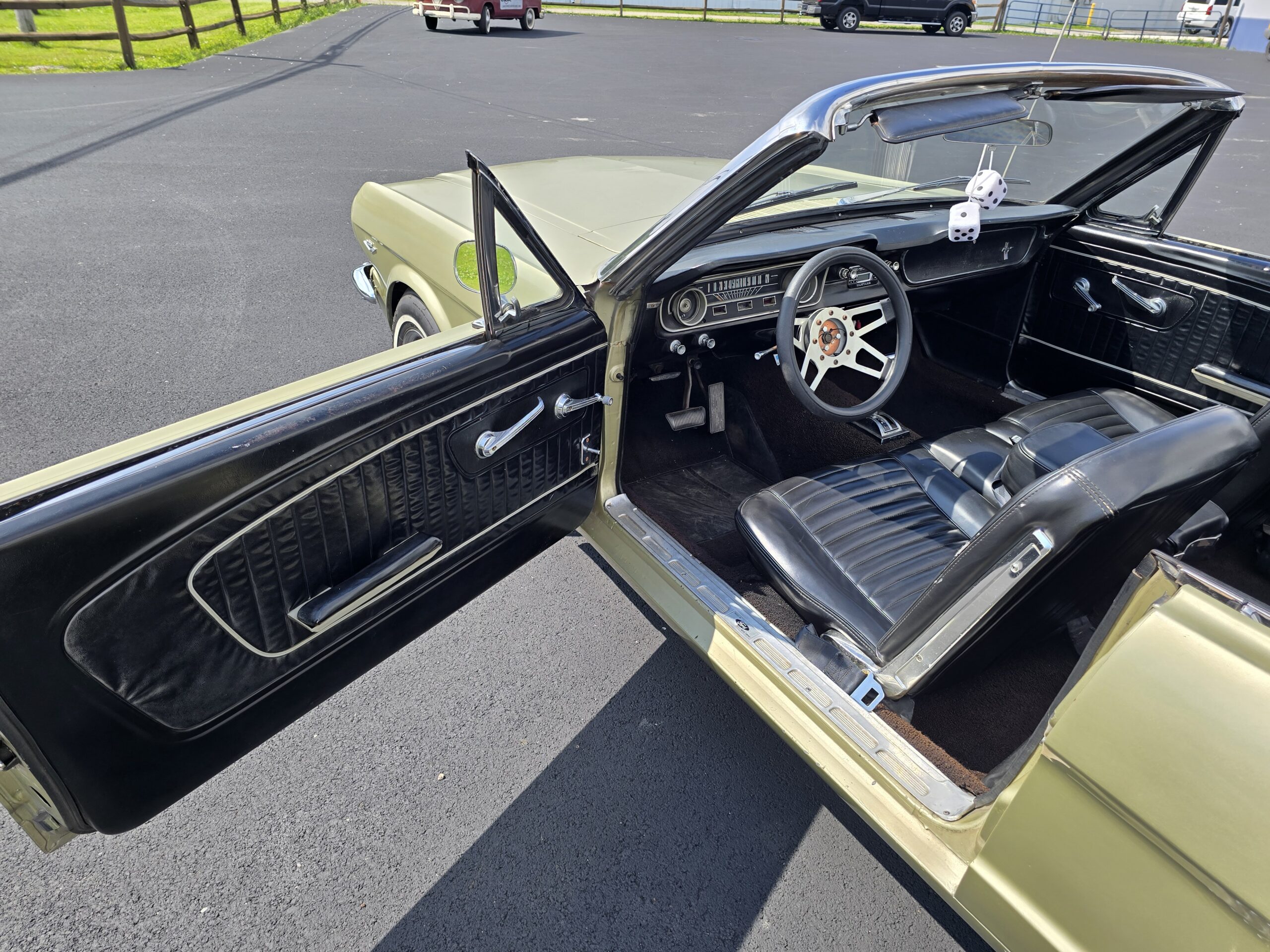 
								1965 Ford Mustang Convertible full									