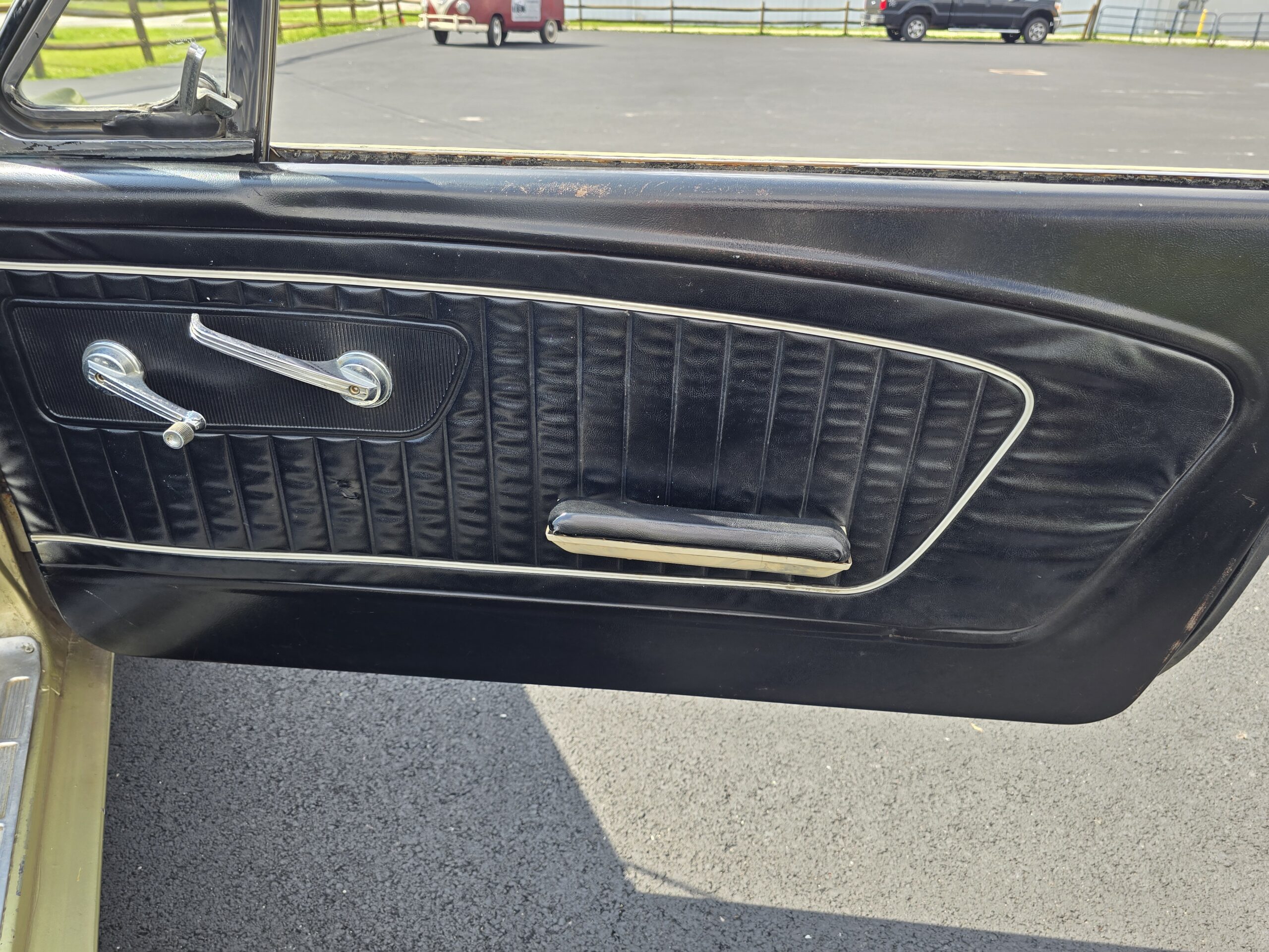 
								1965 Ford Mustang Convertible full									